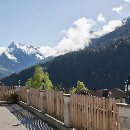 Julia, Daire Finkenberg